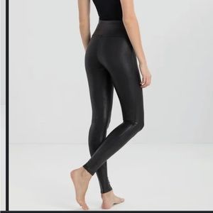 🖤Spanx Faux Leather Leggings size Medium. EUC!🖤